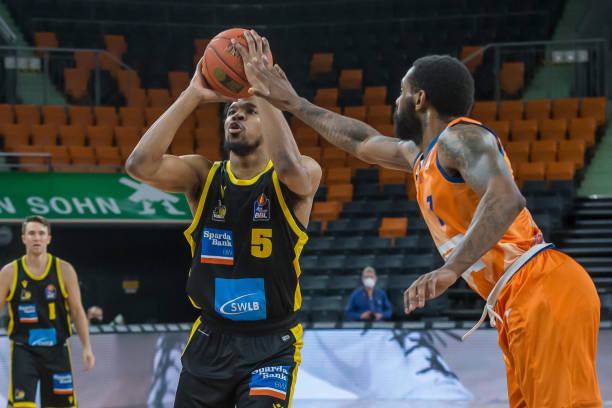 在危机中重 在危机中重